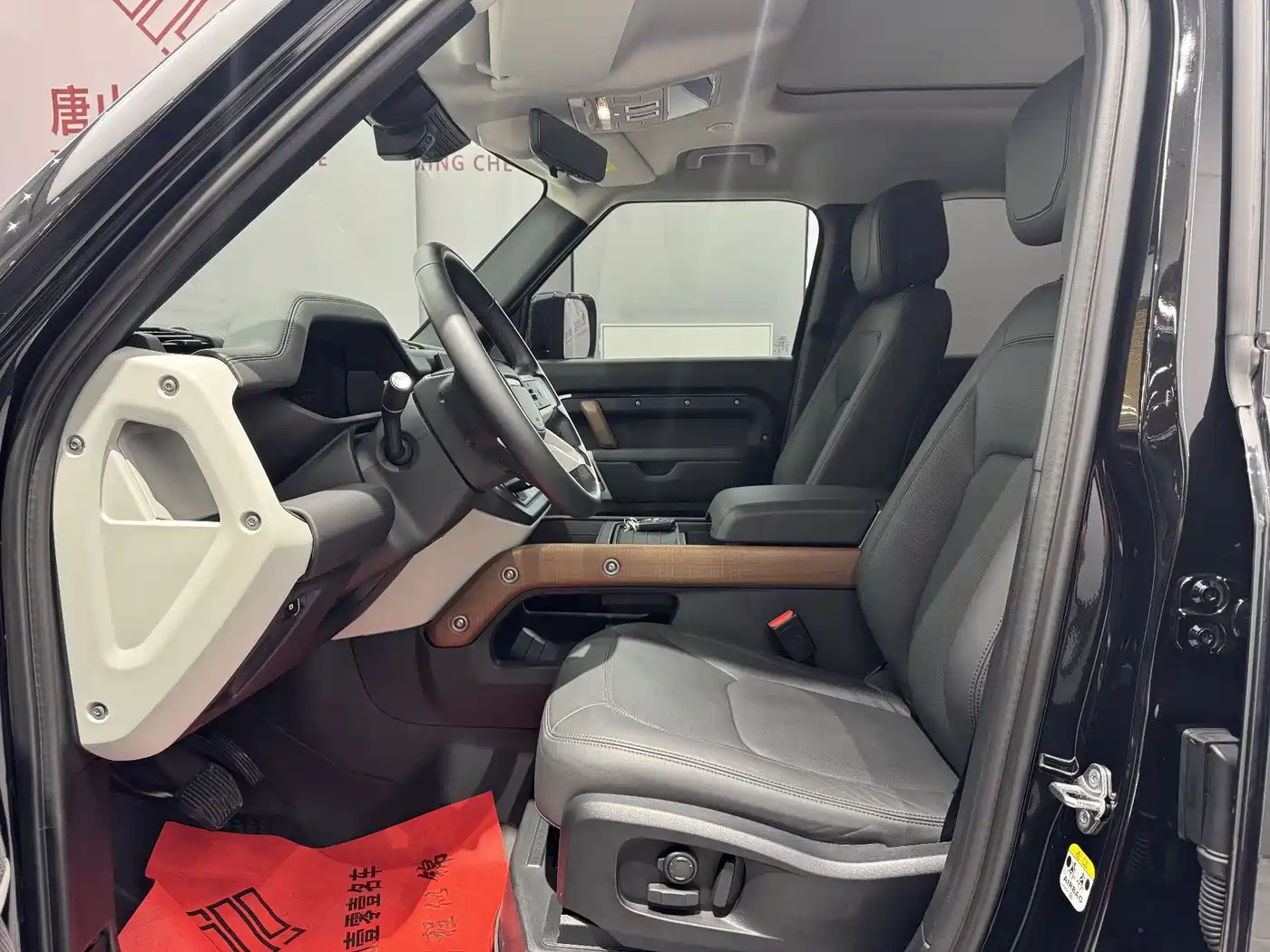Land Rover Defender 2024 110 3.0T P400 Dark Special Edition фото 9