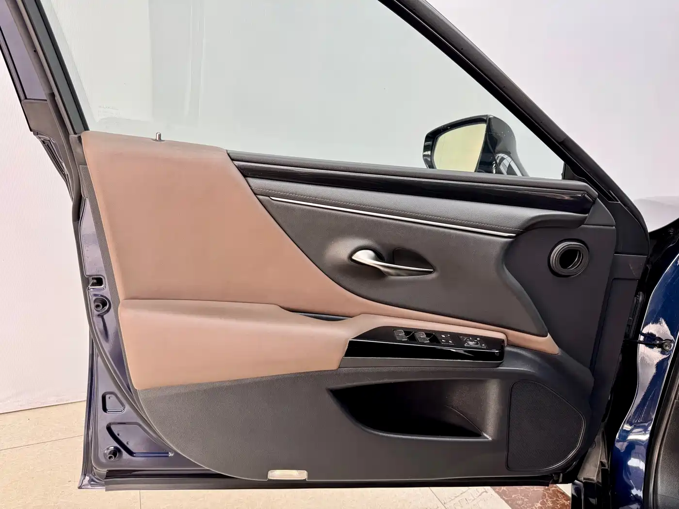 Lexus ES 2022 300h Ultimate Edition фото 8