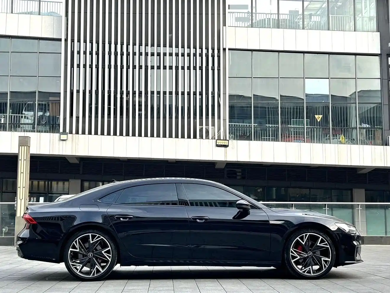 Audi A7L 2025 Model Year 45 TFSI quattro Black Knight Edition фото 7