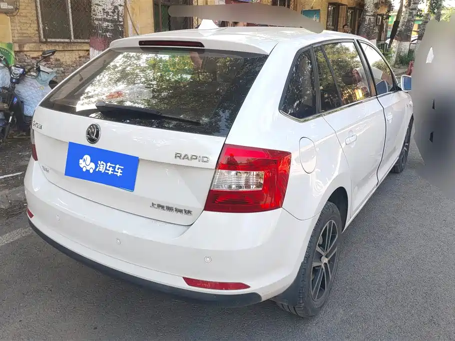 Škoda Skoda Rapid Spaceback 2016 Facelift 1.6L Manual Forward Edition фото 3