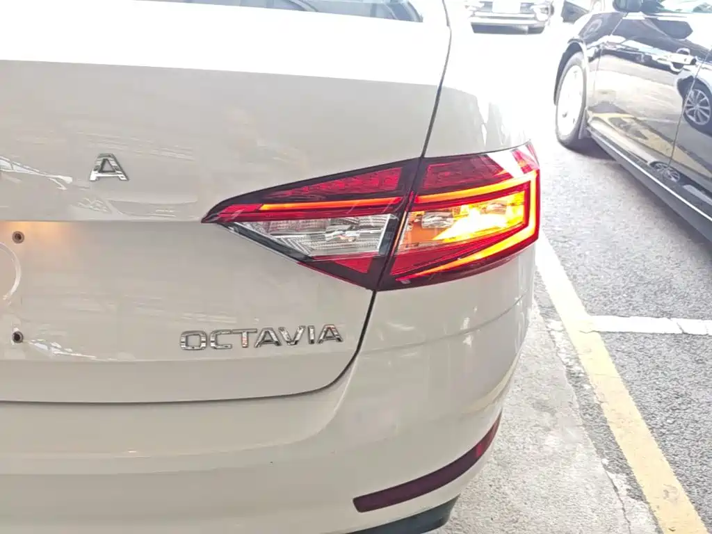 Фото 8 - Škoda Octavia
