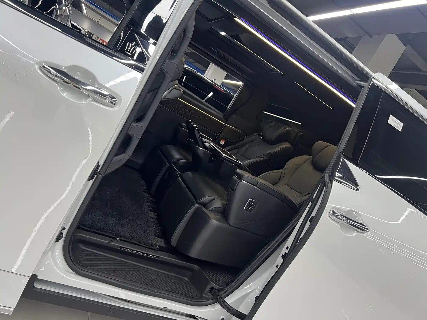 Toyota Vellfire 2024 Crown Hybrid 2.5L Executive Premium Edition фото 11