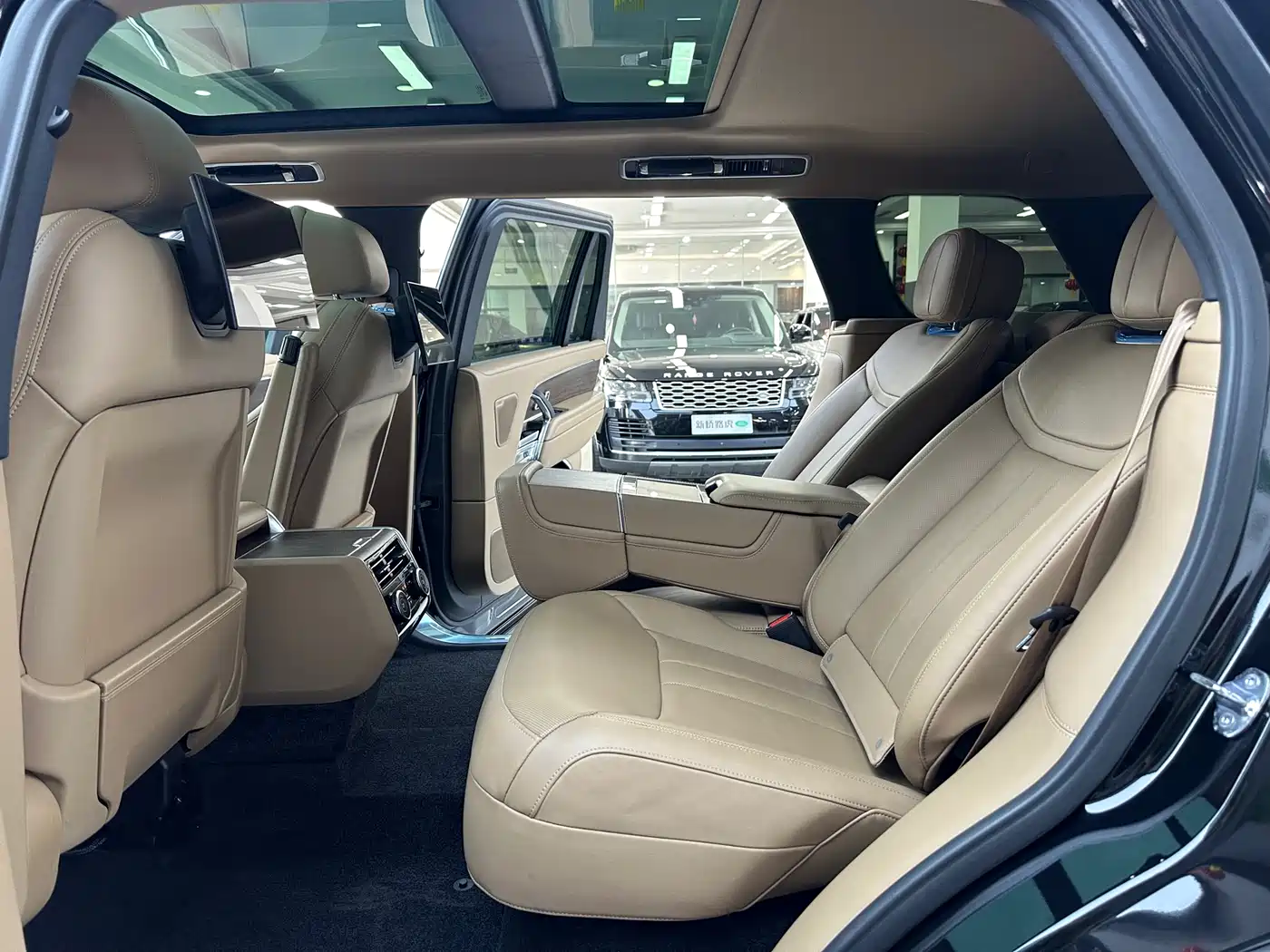 Land Rover Range Rover 2024 3.0 L6 400PS Genesis Extended фото 15