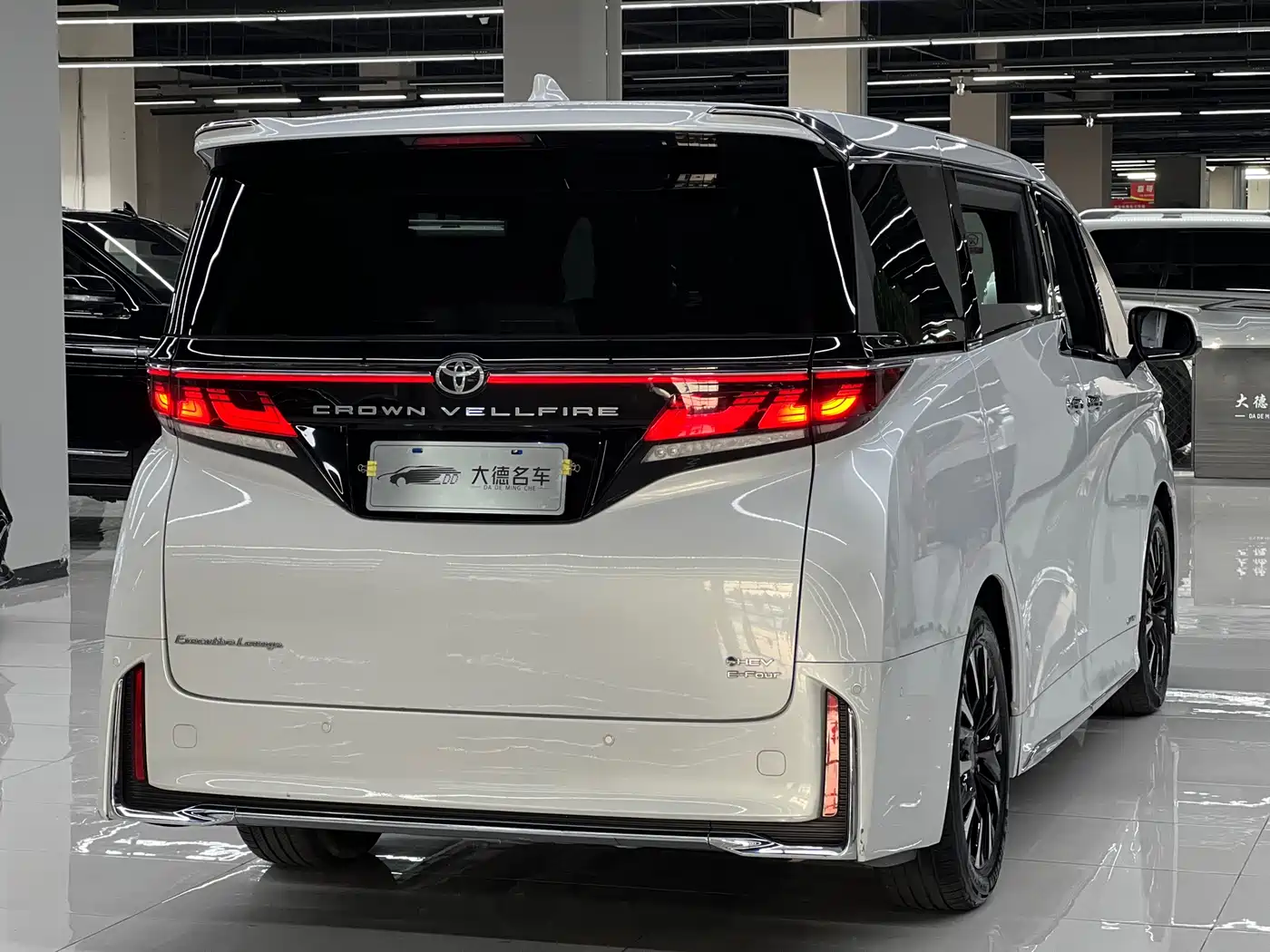 Toyota Vellfire 2024 Crown Hybrid 2.5L Executive Premium Edition фото 4