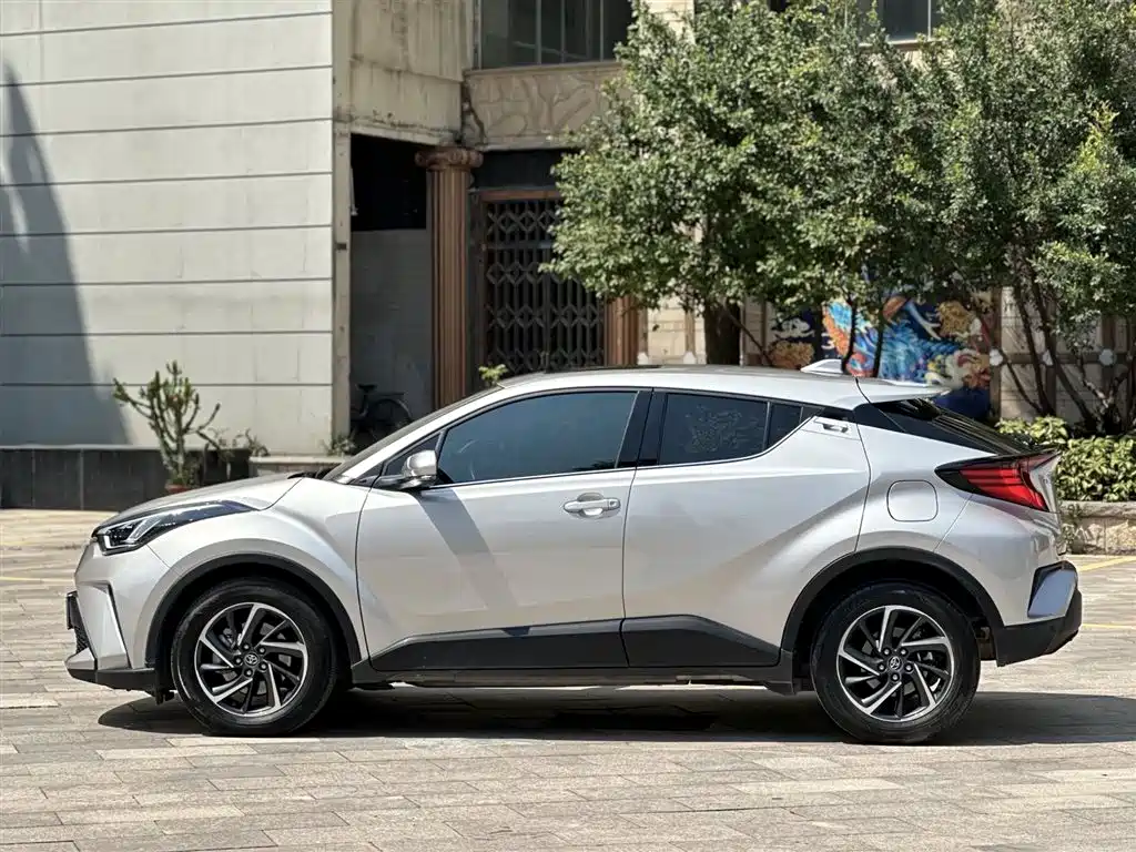 Toyota C-HR 2021 2.0L Luxury Edition фото 3