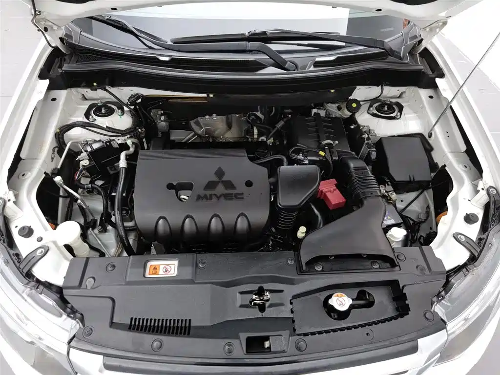 Mitsubishi Outlander (Import) 2014 2.4L 4WD Luxury Value Edition 5-seater фото 6