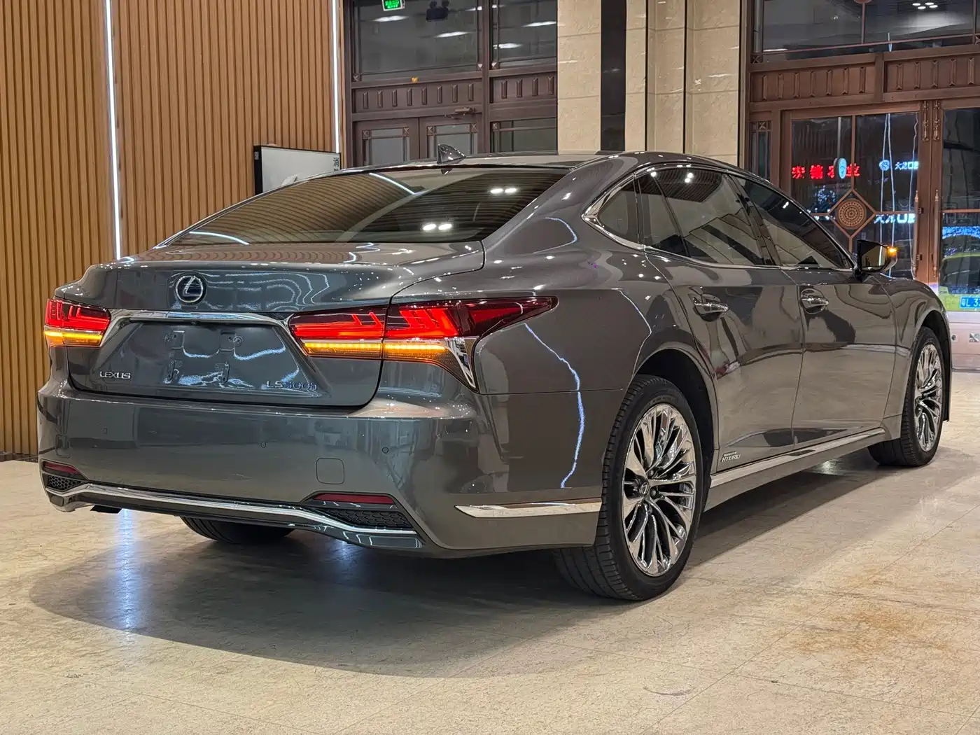 Фото 4 - Lexus LS
