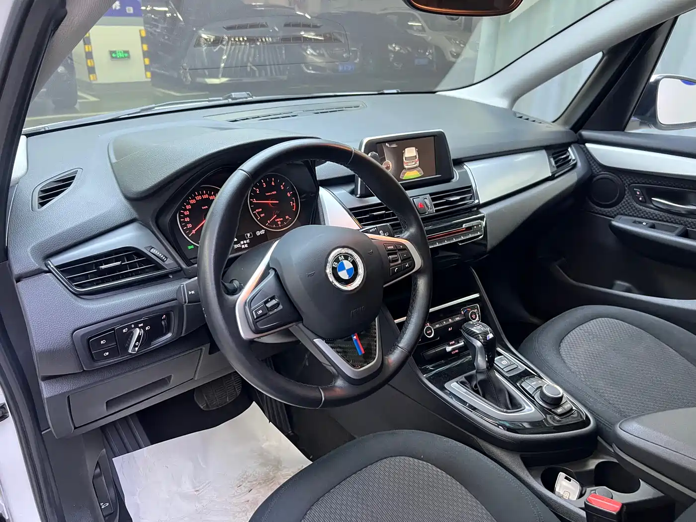 BMW 2 Series Touring 2016 218i Leading фото 9