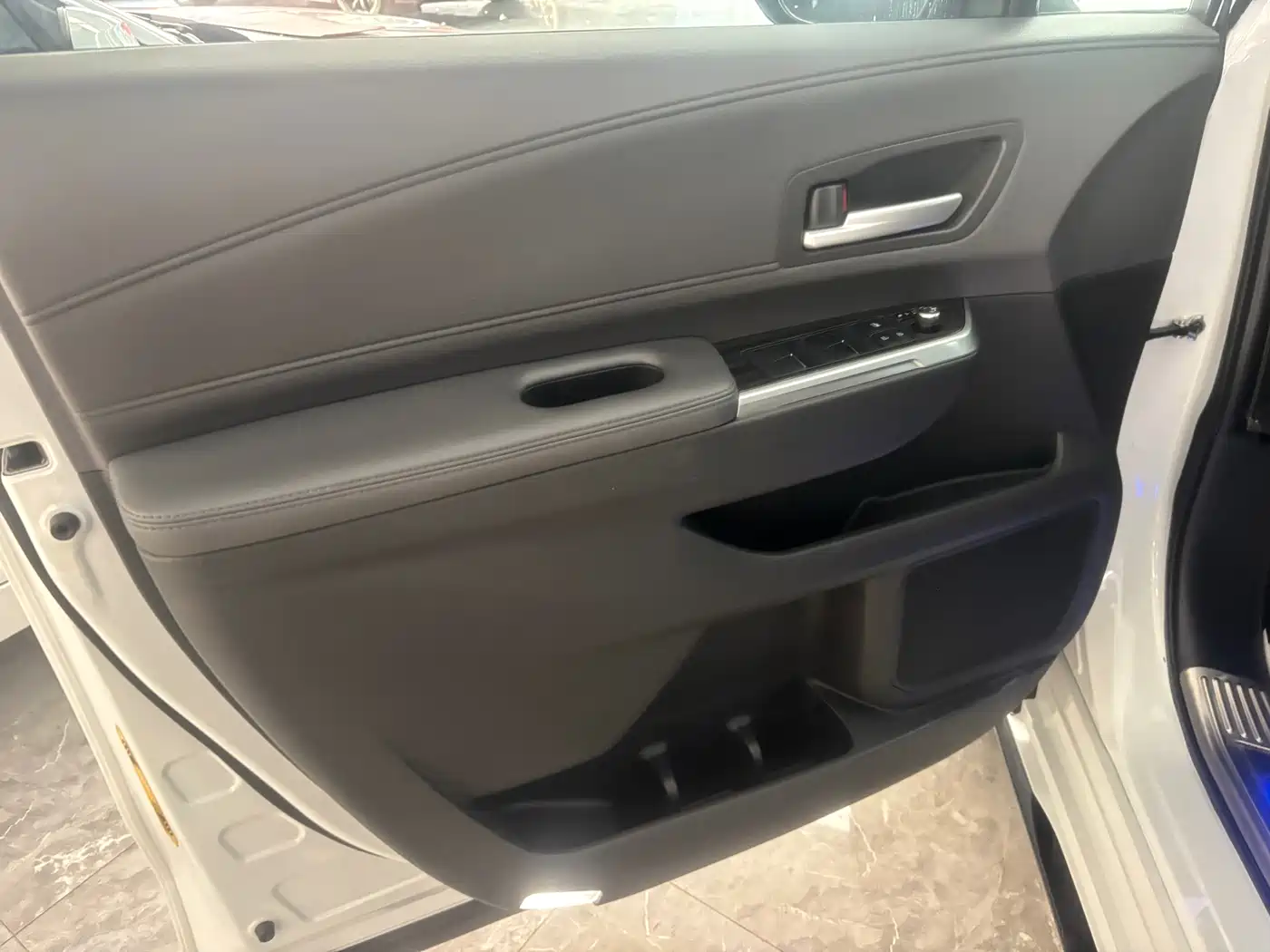 Toyota Sienna 2021 2.5L Hybrid Premium Edition фото 5