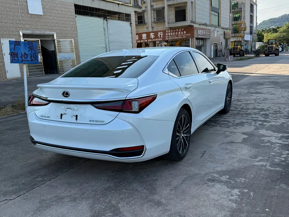 Lexus ES 2022 300h Ultimate Edition фото 9