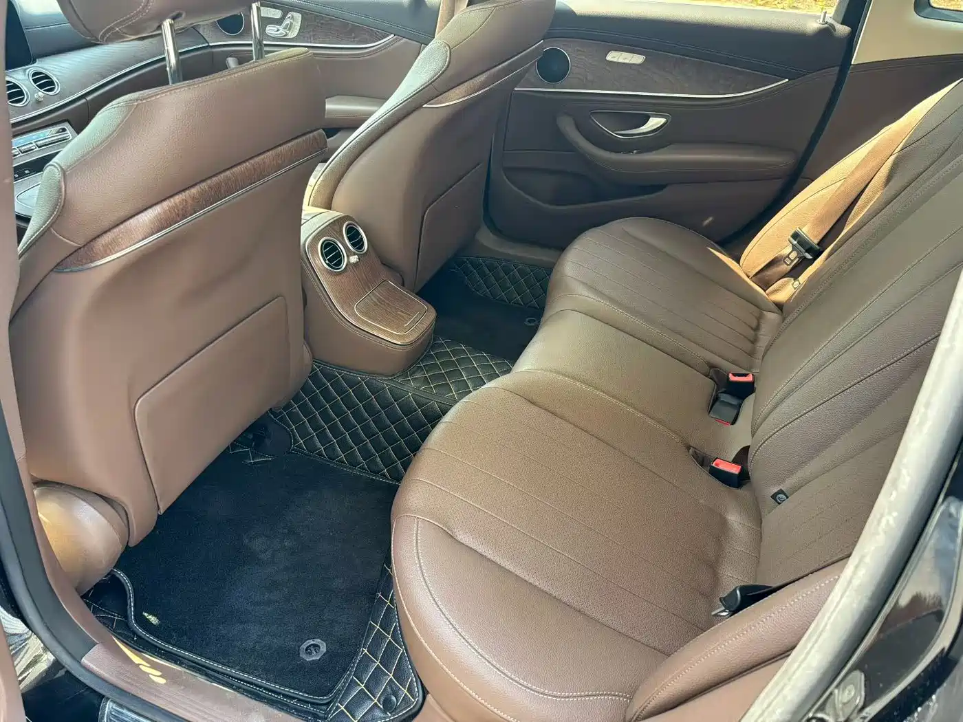 Mercedes-Benz E-Class New Energy 2023 E 350 e L Plug-in Hybrid Sedan фото 5