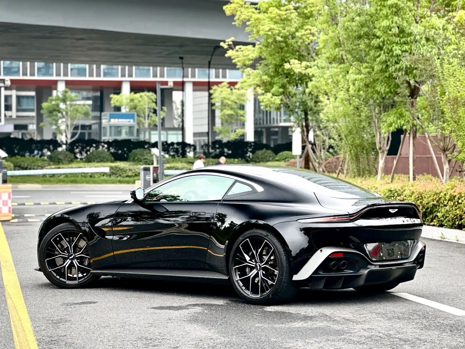 Фото 6 - Aston Martin Vantage