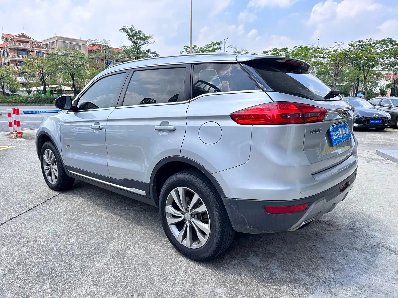 Фото 4 - Geely Atlas