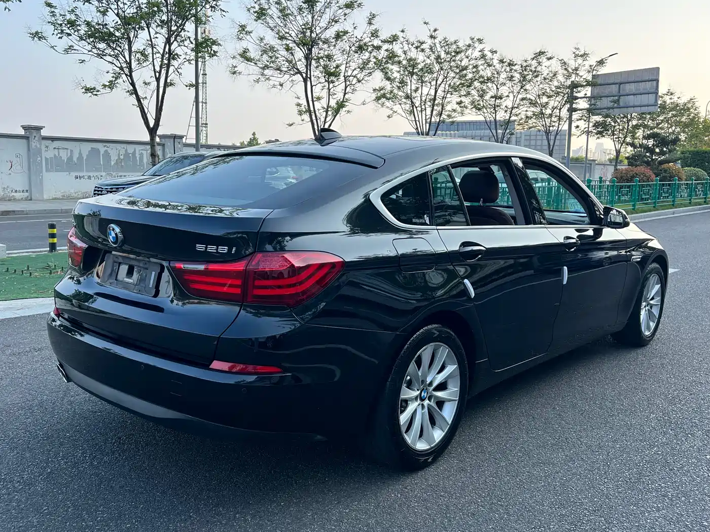 BMW 5 Series GT 2014 528i Leading фото 17