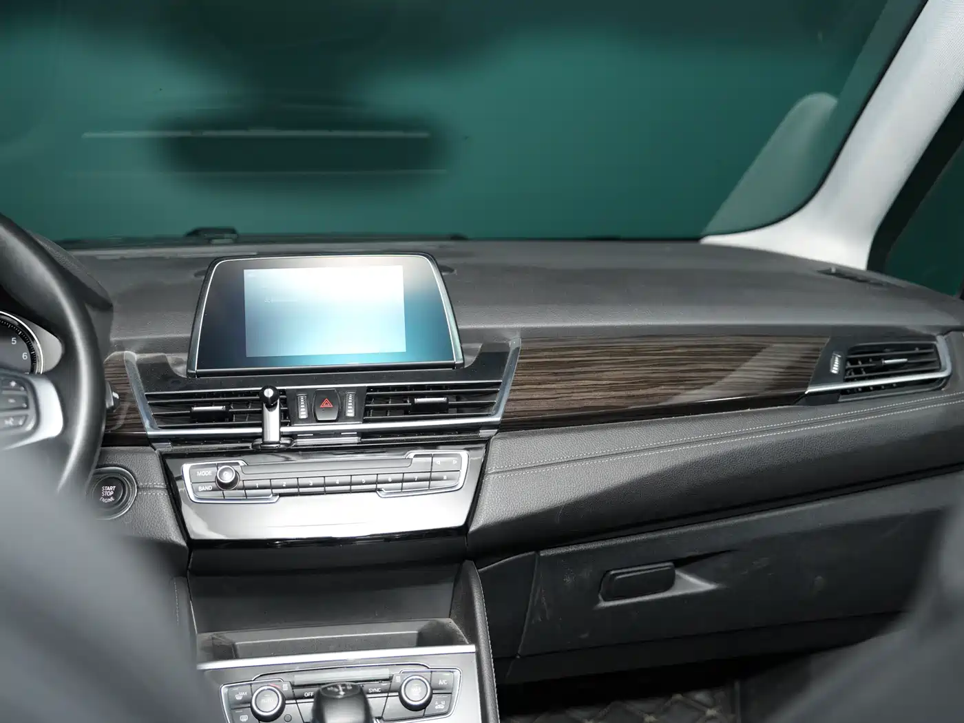 BMW 2 Series Touring 2018 Model 220i Luxury Package фото 25