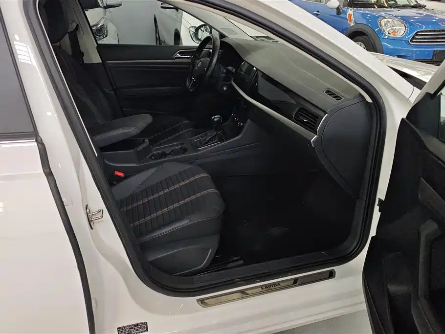Volkswagen Lavida 2018 Hatchback 200TSI DSG Comfort Edition China V фото 8