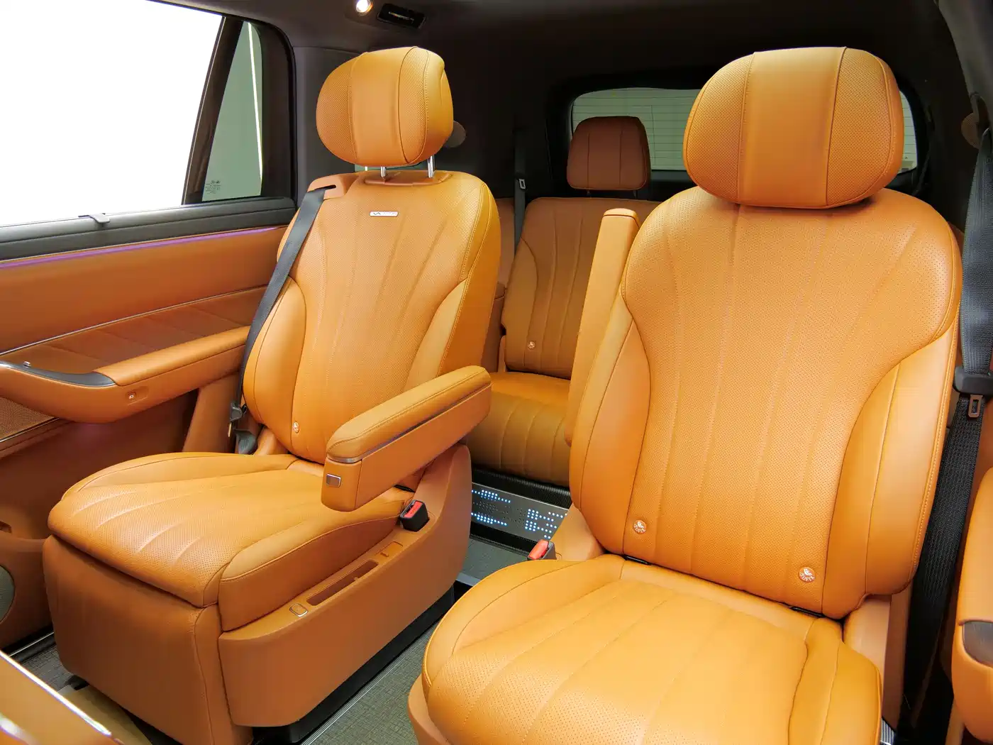 AITO Wenjie AITO M8 2025 Model Extended Range Max Edition 37kWh 6-Seater фото 11