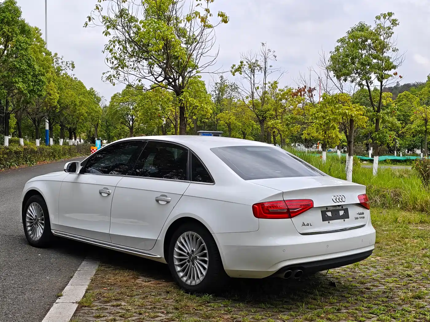 Audi A4L 2016 35 TFSI Collector's Edition S line Comfort фото 7