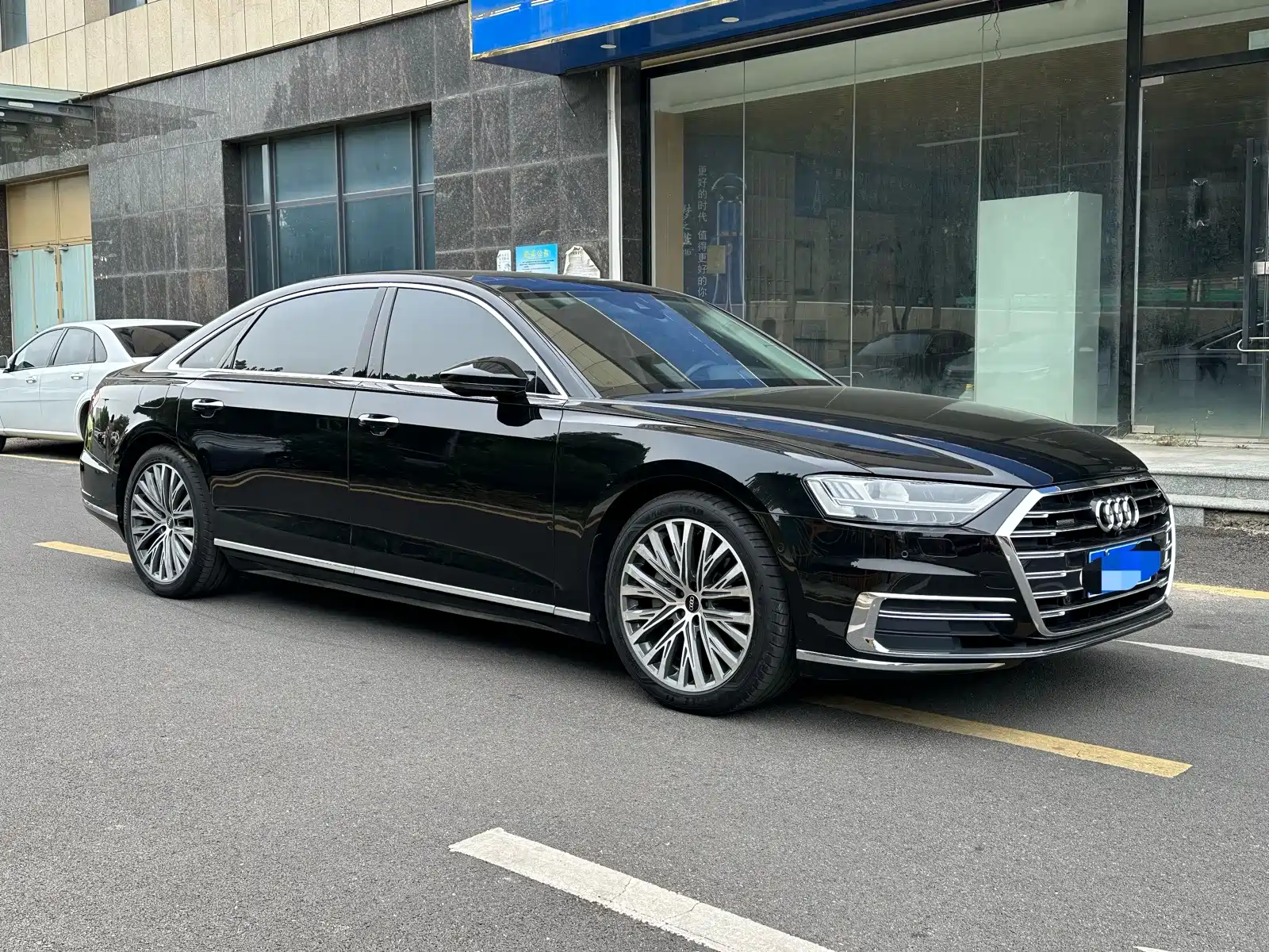 Фото 3 - Audi A8