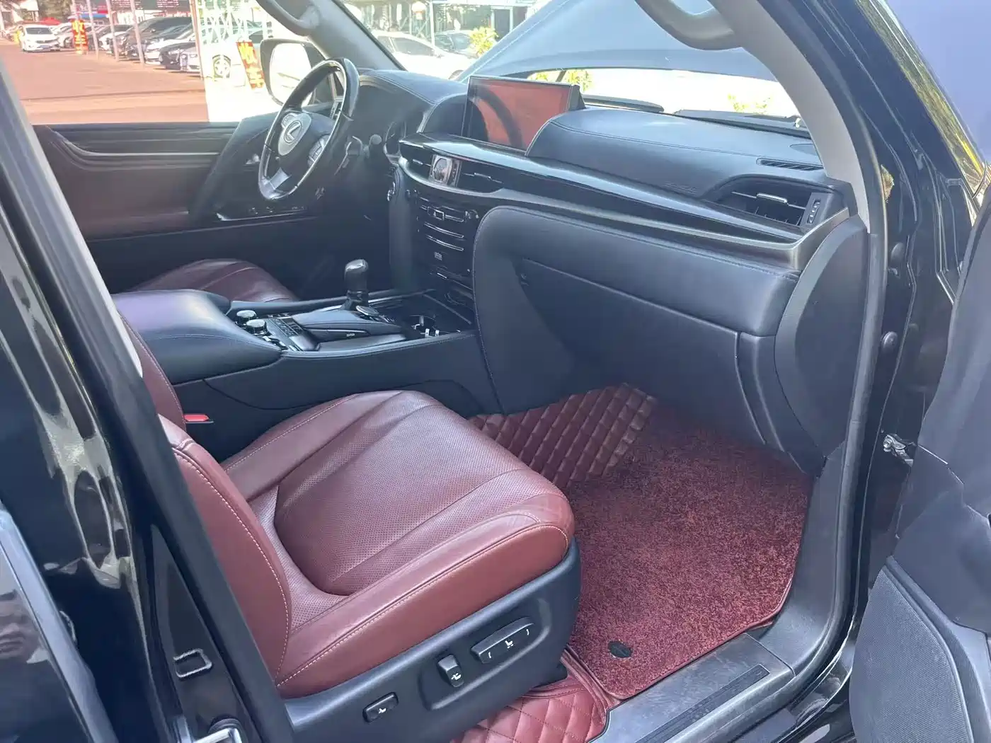 Фото 7 - Lexus LX