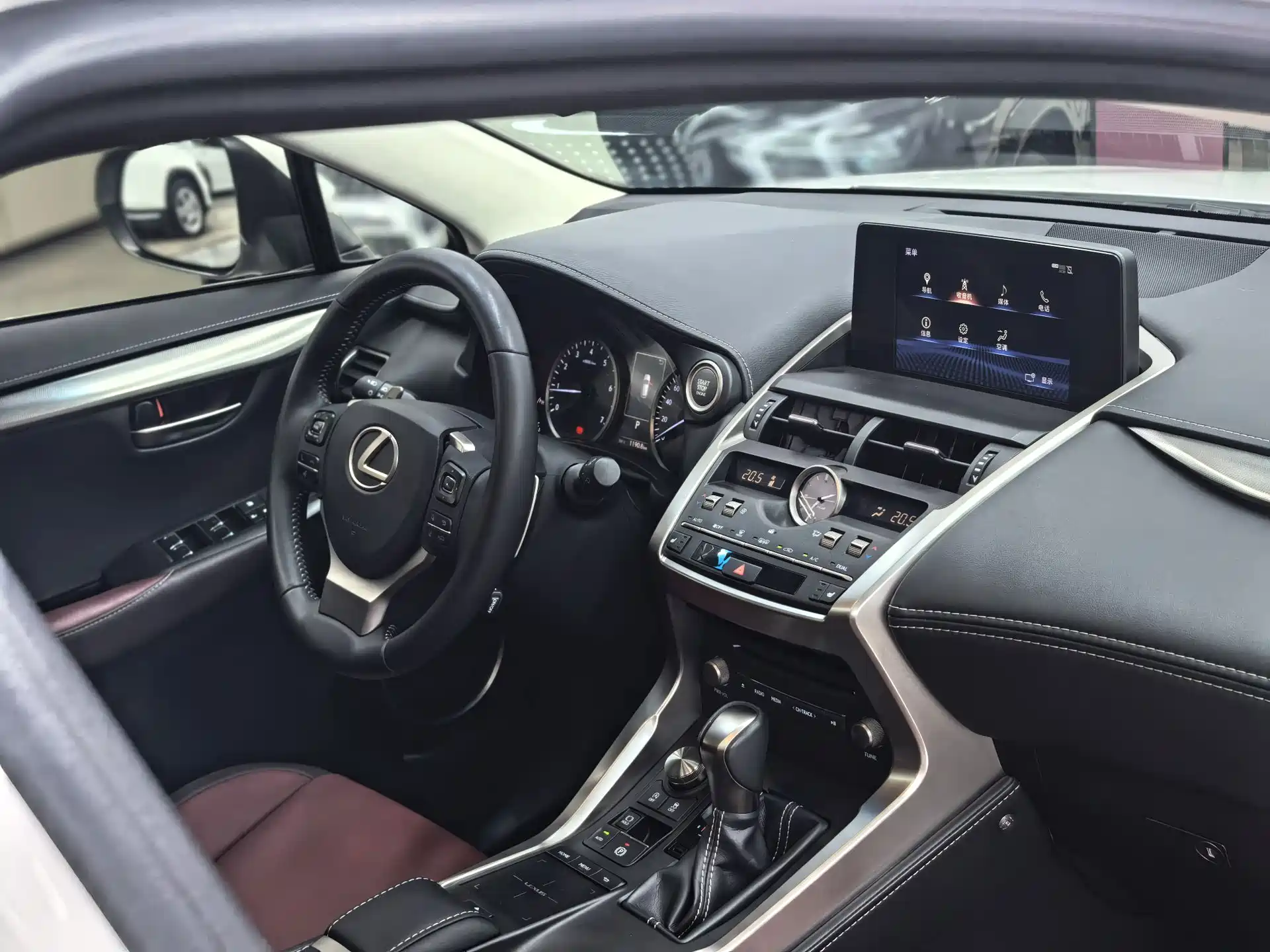 Фото 22 - Lexus NX