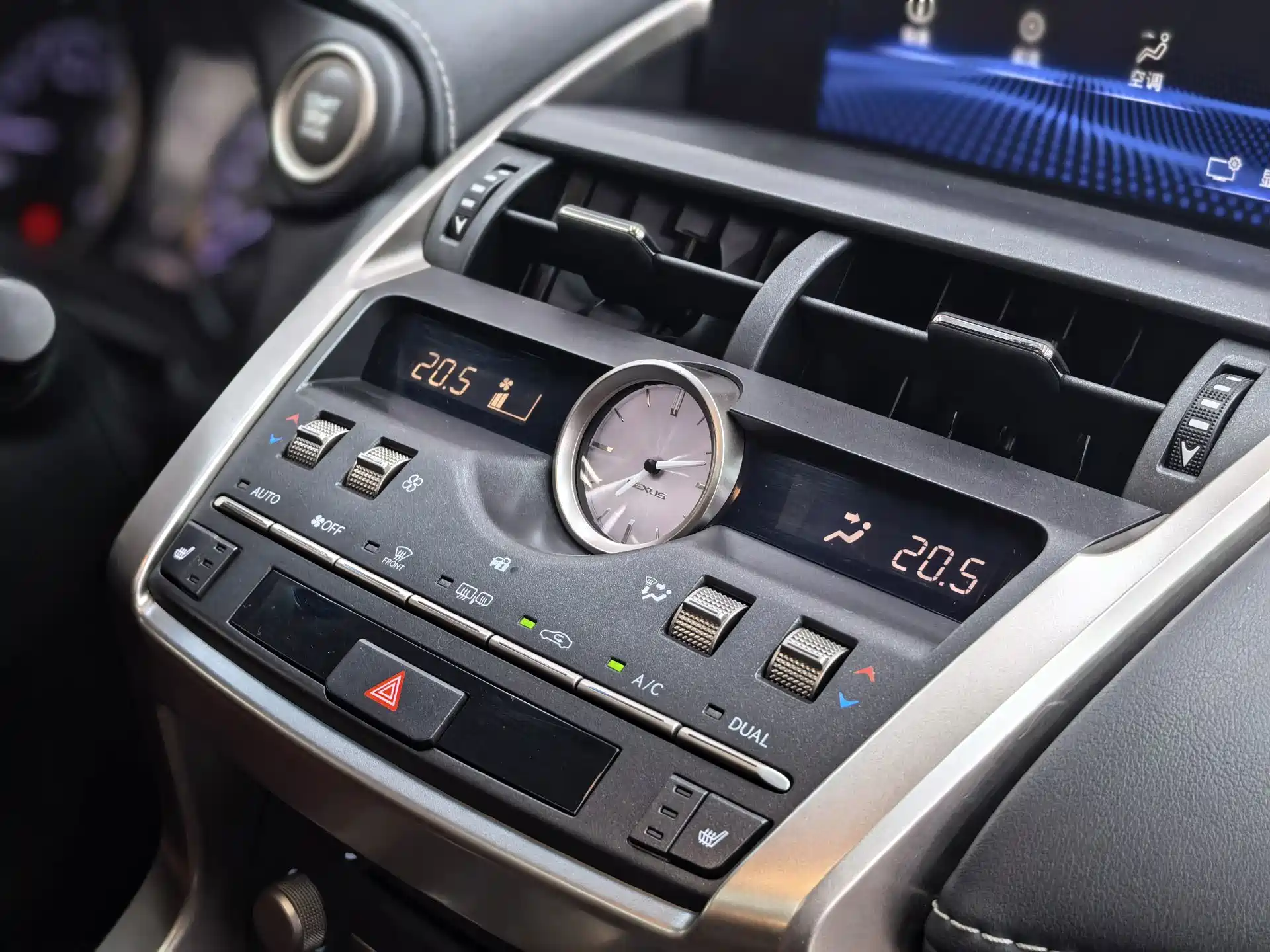 Фото 25 - Lexus NX