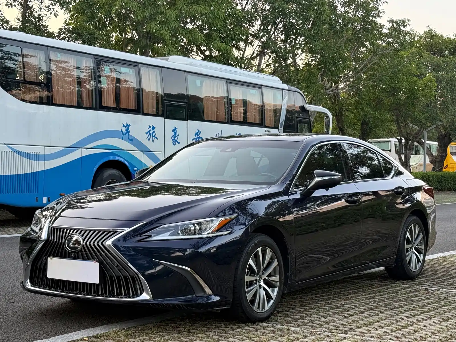 Фото 1 - Lexus ES