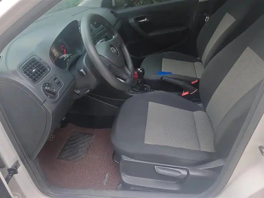 Volkswagen Polo 2014 1.4L Manual Trend Edition фото 9