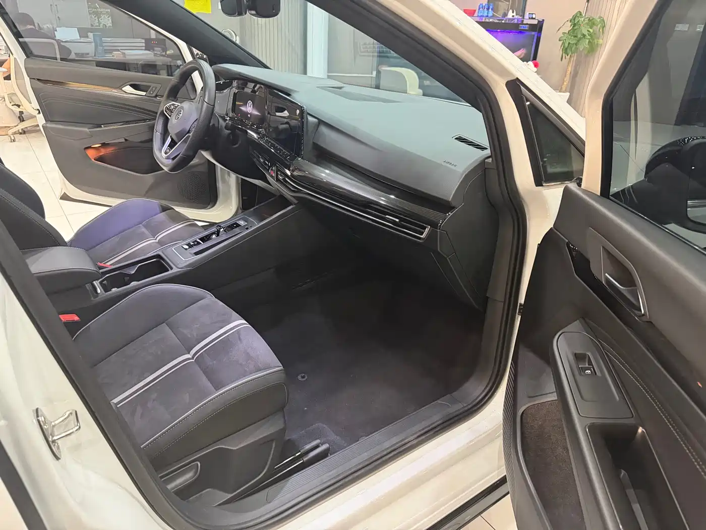 Volkswagen Golf 2023 280TSI DSG R-Line Lite фото 11
