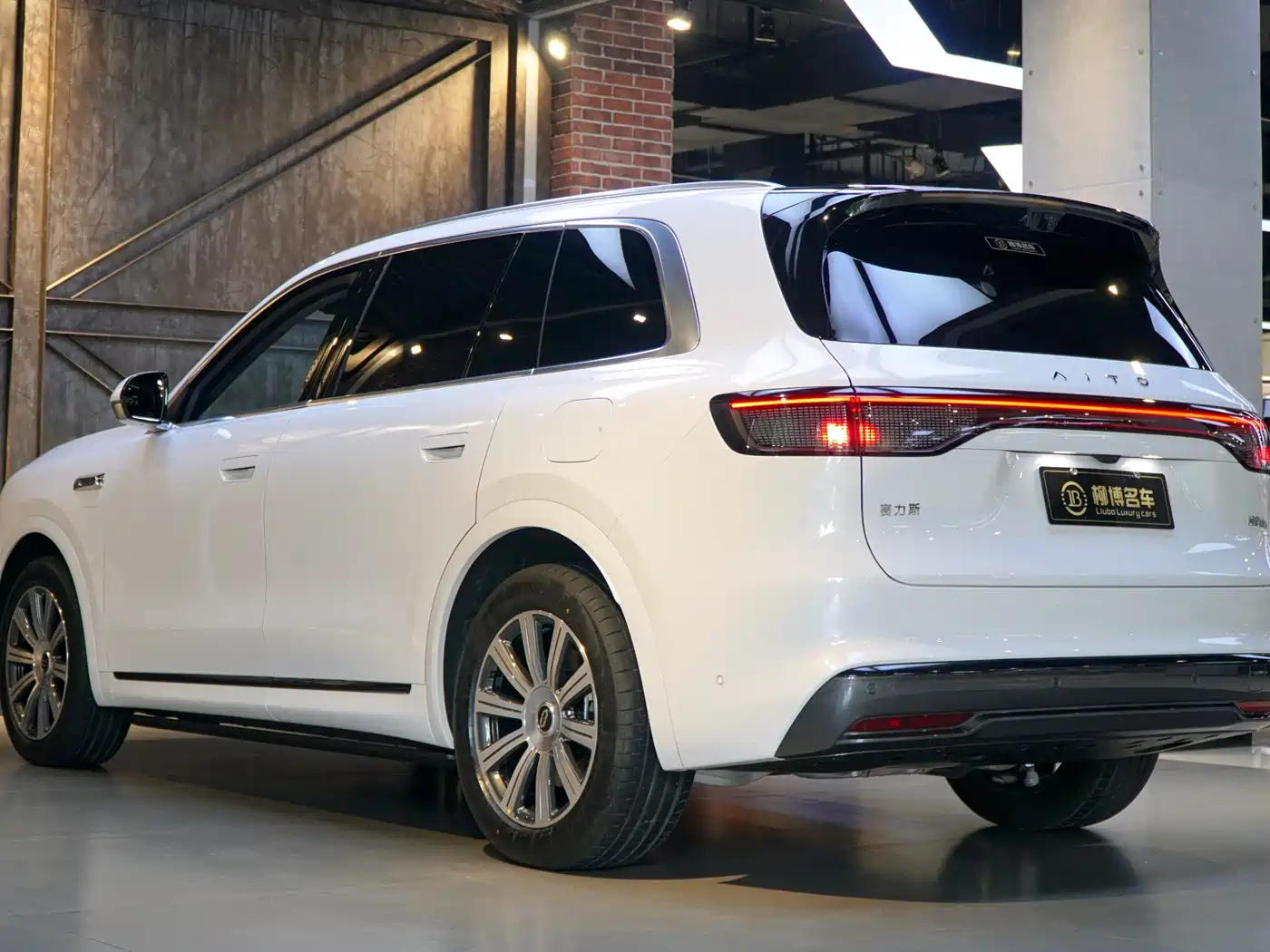 AITO Wenjie AITO M8 2025 Range Extender Max+ Edition 53.4kWh 5-seater фото 4