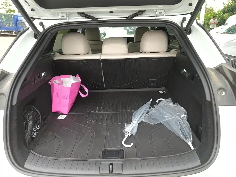 Li Auto i6 2026 2025 2WD Base Model