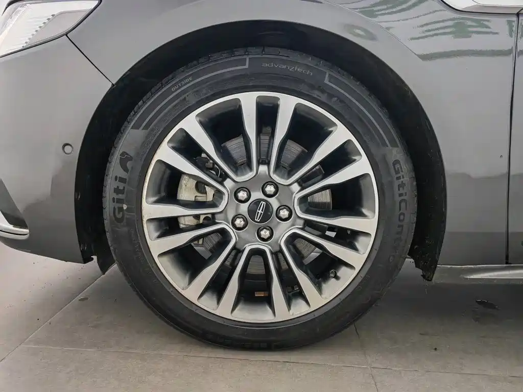Photo 17 - Lincoln Continental