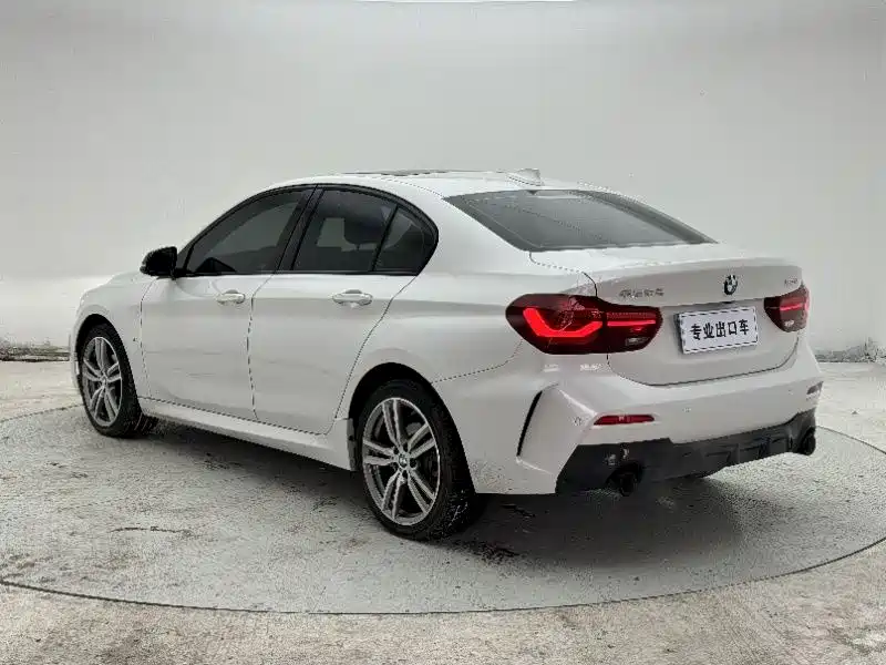 BMW 1 Series 2023 120i M Sport Shadow Edition фото 4