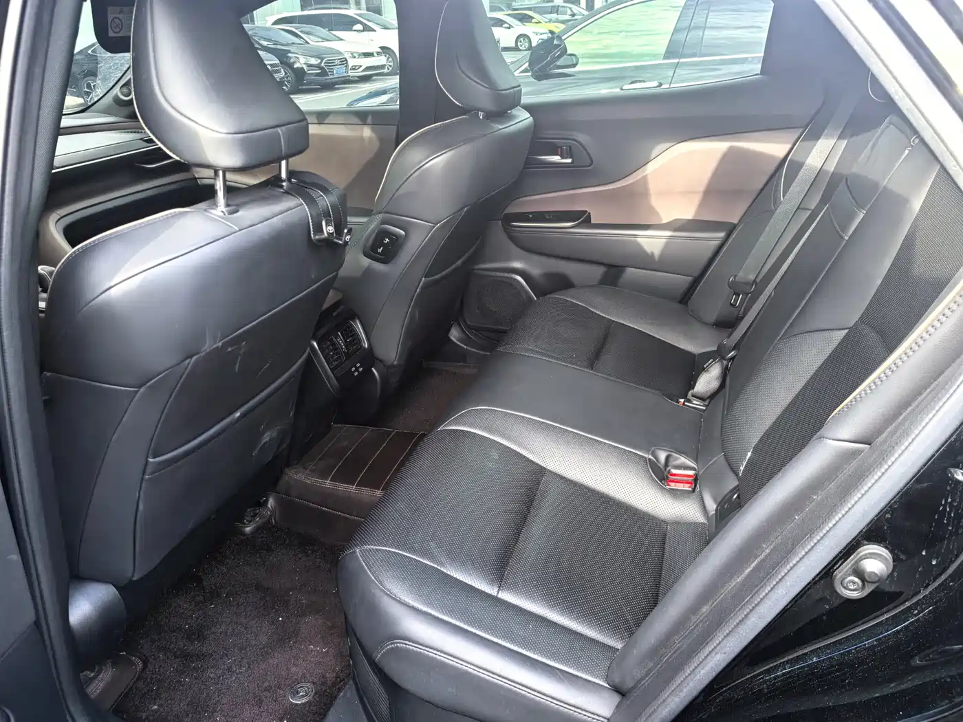 Toyota Crown SportCross 2023 2.5L SportCross HEV FWD Premium Edition фото 4