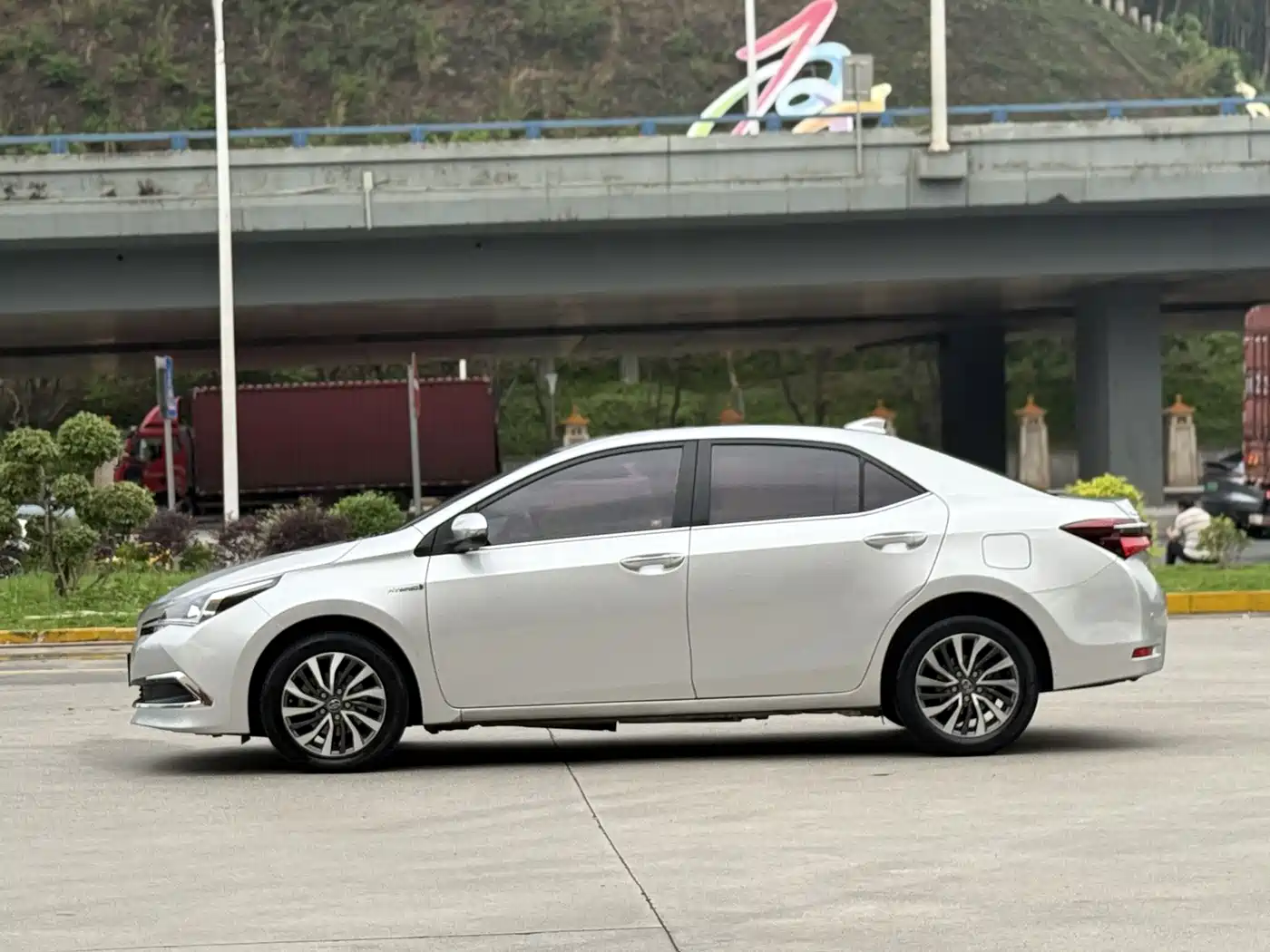 Toyota Corolla 2017 Facelift Hybrid 1.8L E-CVT Leading Edition фото 7