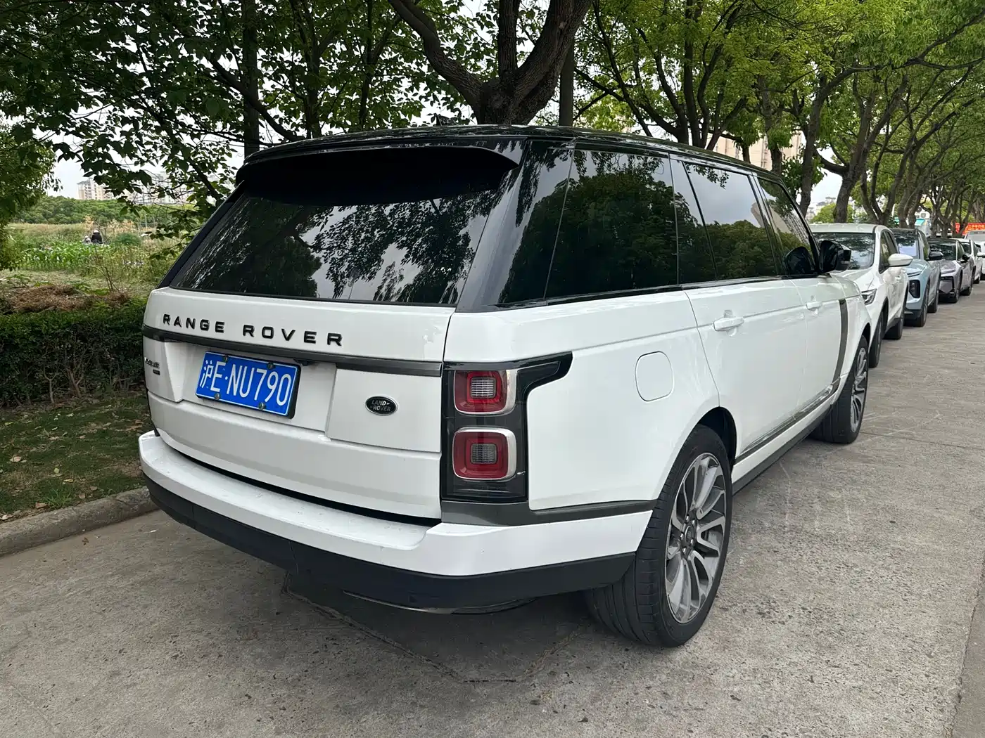 Land Rover Range Rover 2021 3.0 L6 Heritage Extended Classic Edition фото 3