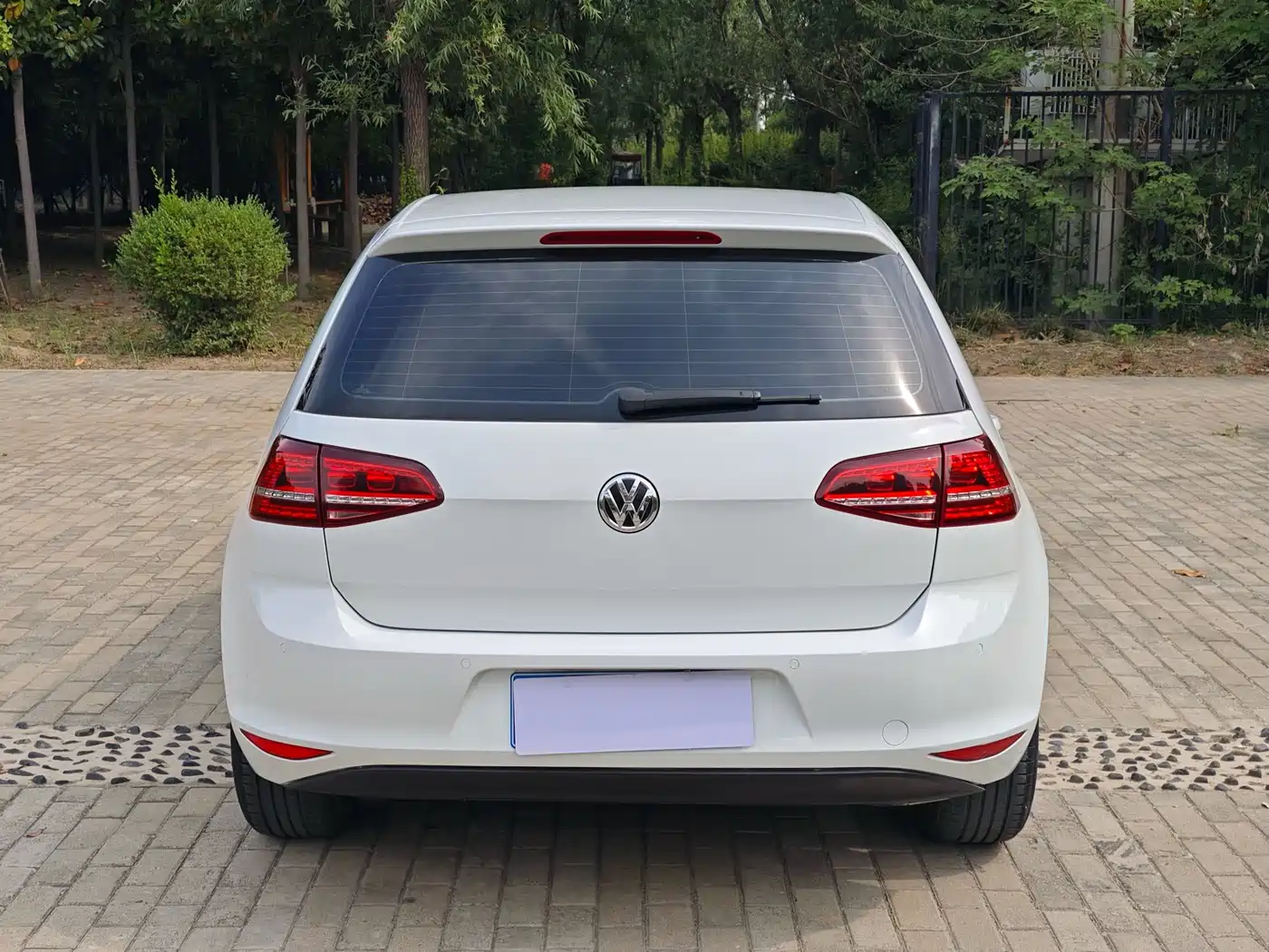 Volkswagen Golf 2017 1.6L Auto Comfort Millionth Edition фото 9
