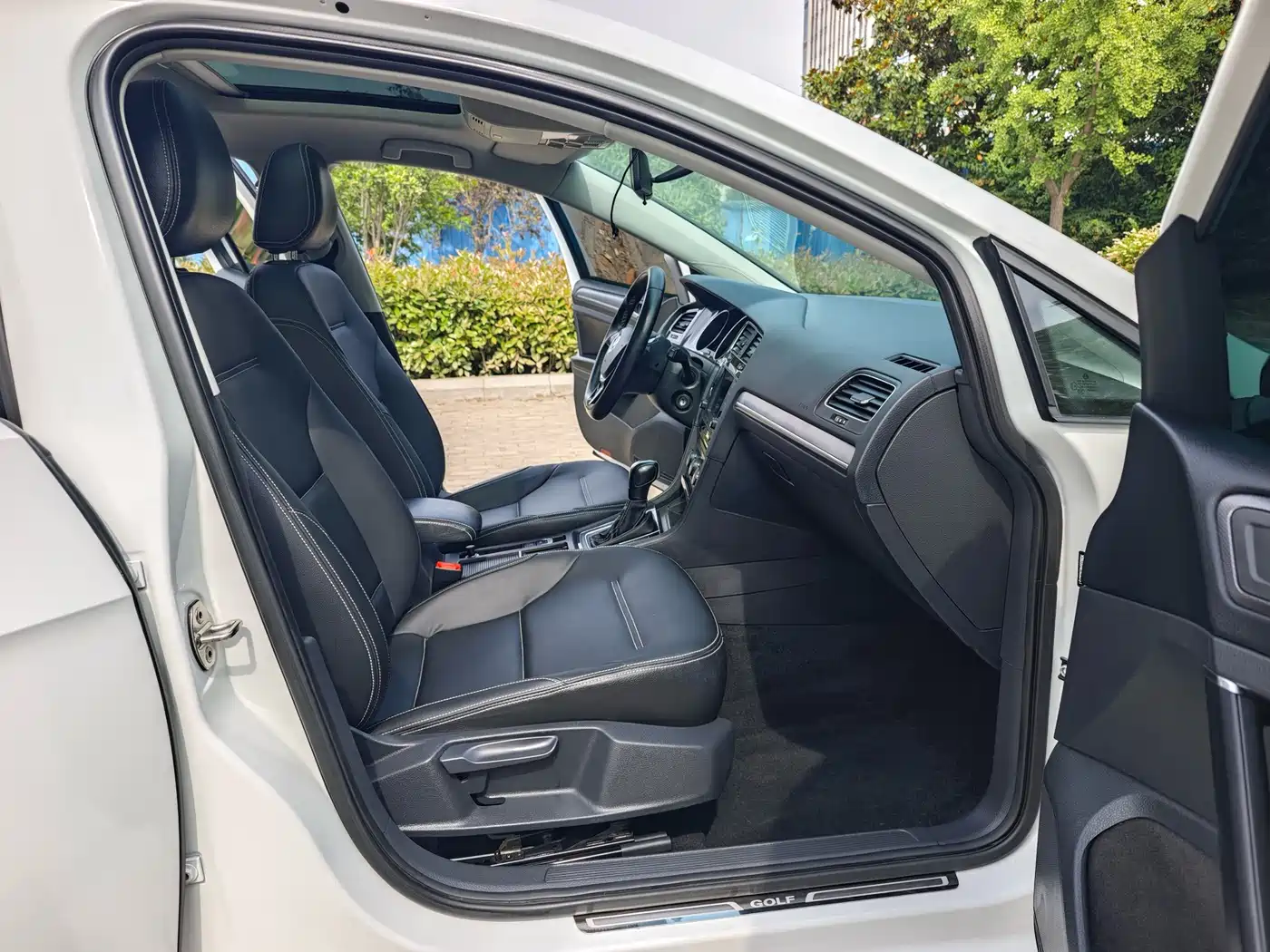 Volkswagen Golf 2017 1.6L Auto Comfort Millionth Edition фото 5