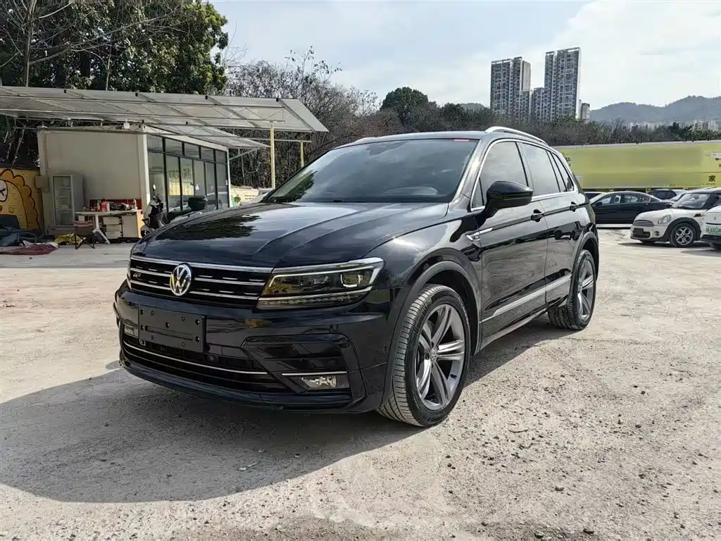 VOLKSWAGEN TIGUAN