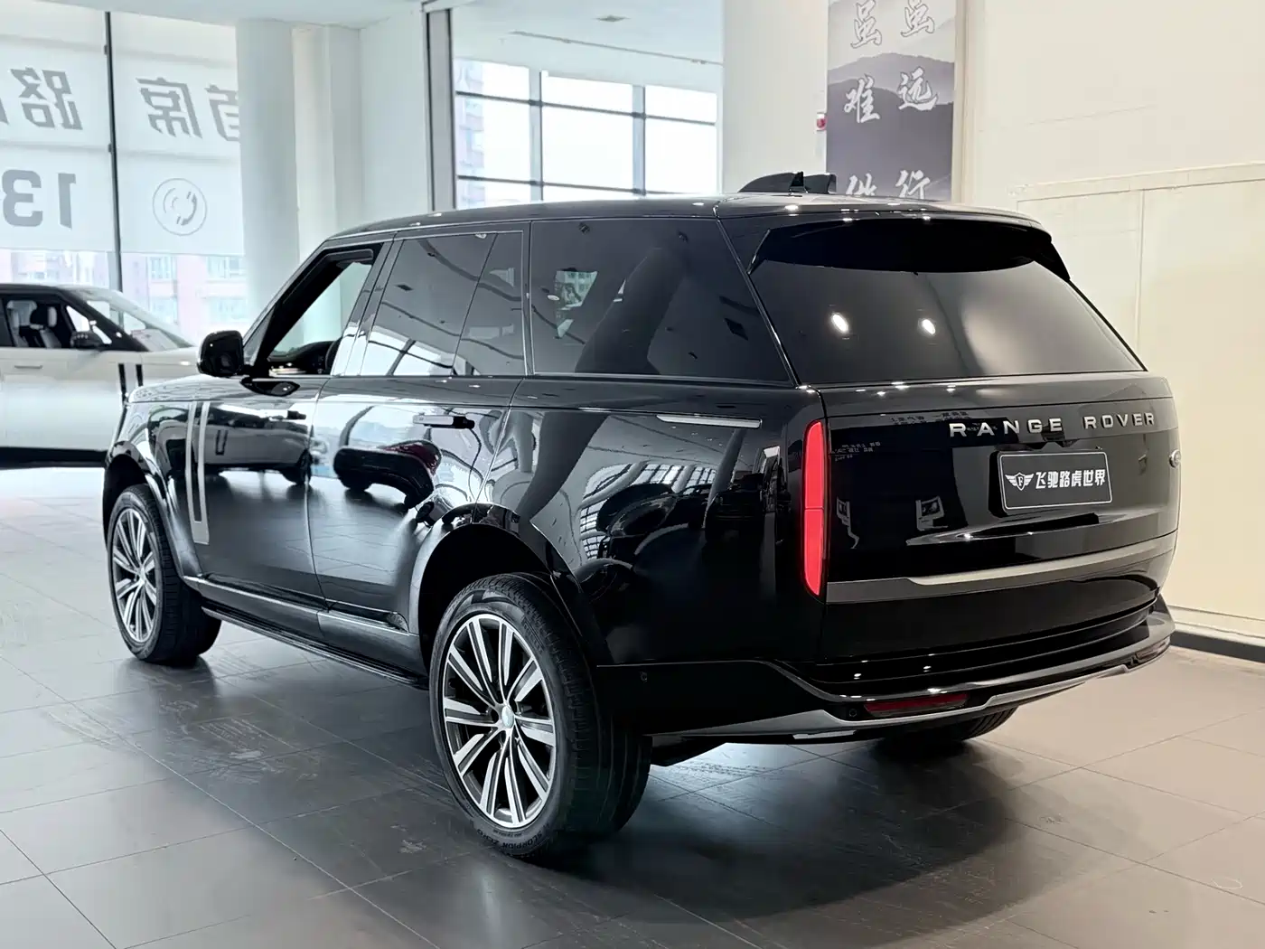 Land Rover Range Rover 2023 3.0 L6 360PS Golden Age Edition фото 24