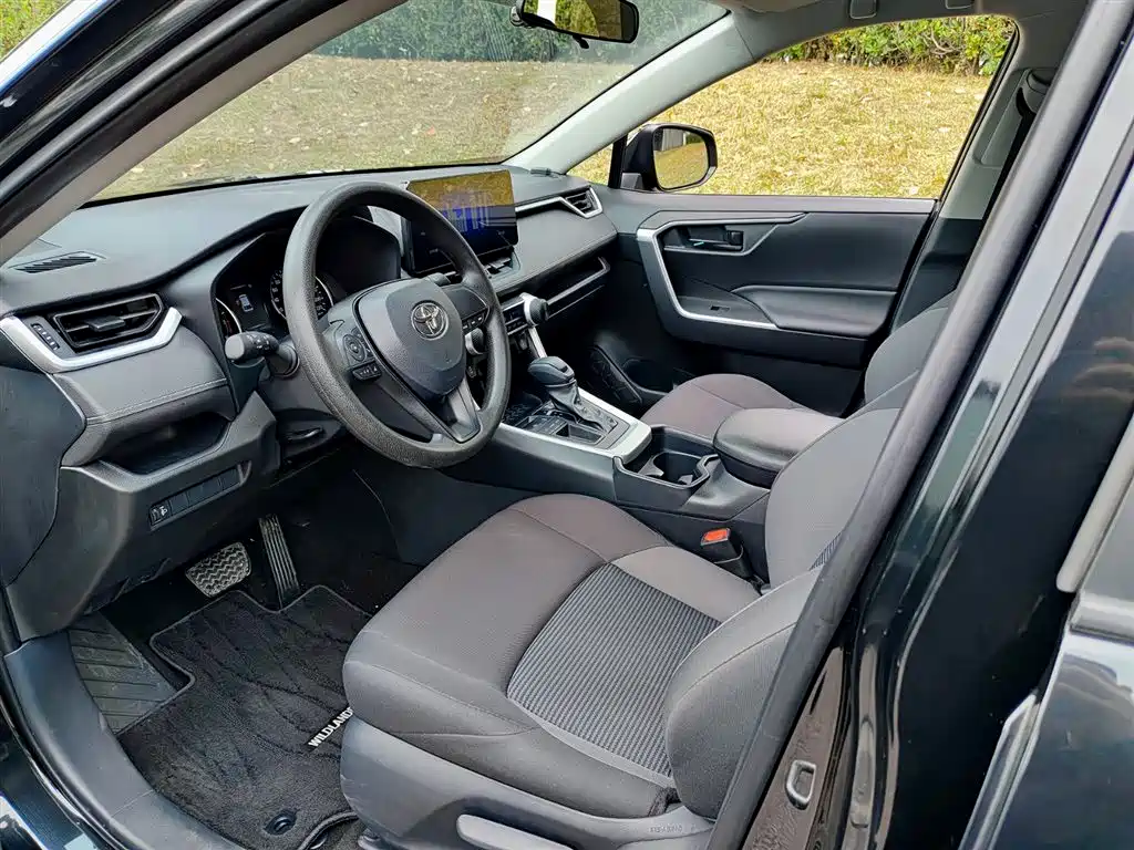 Toyota Wildlander 2023 2.0L CVT FWD LE фото 7