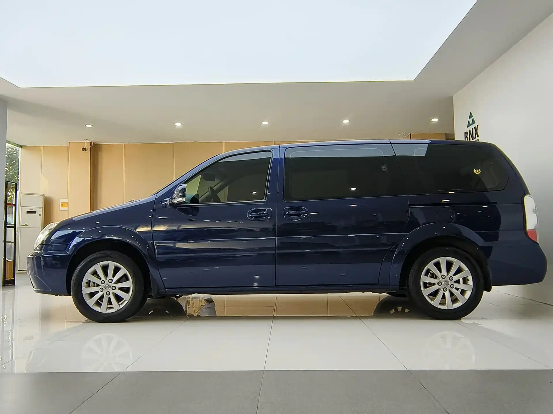 Photo 4 - Buick GL8