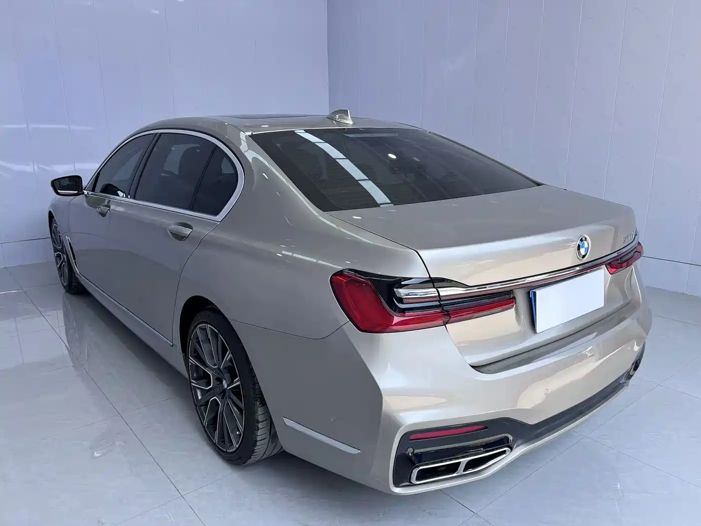 BMW 7 Series 2016 740Li Leading Edition фото 3