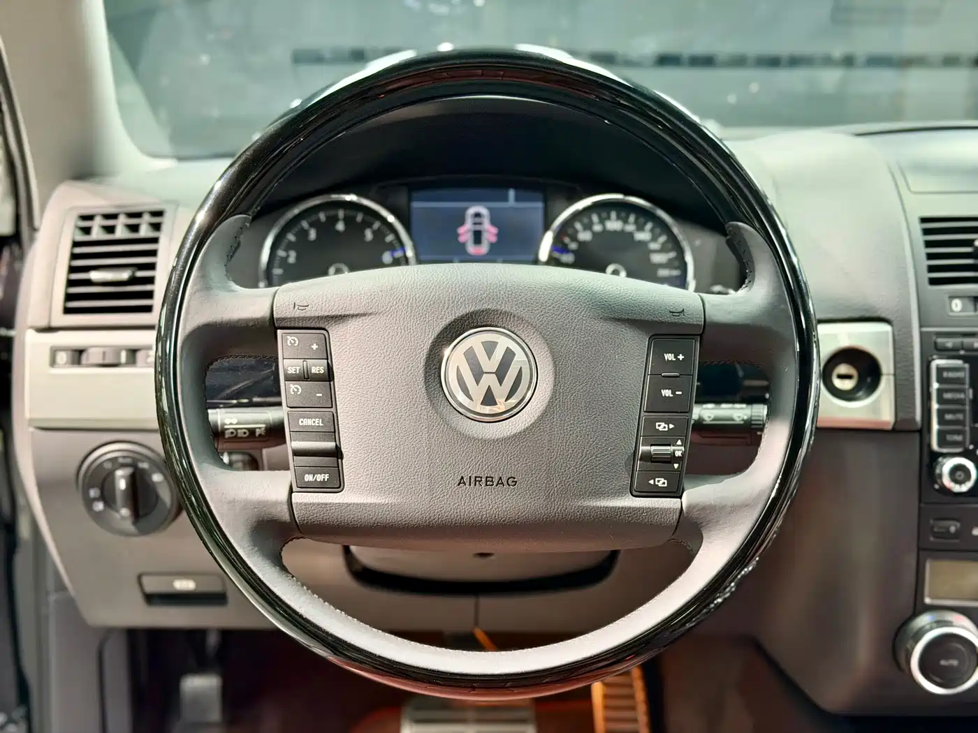 Volkswagen Touareg 2008 6.0 W12 Top Model фото 8