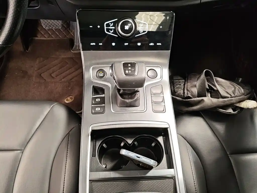 Фото 14 - Hongqi H5