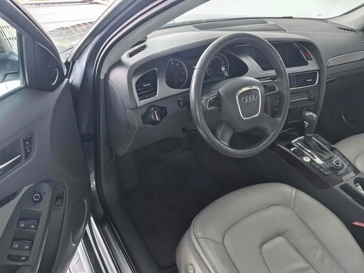 Audi A4L 2011 2.0 TFSI Comfort фото 14