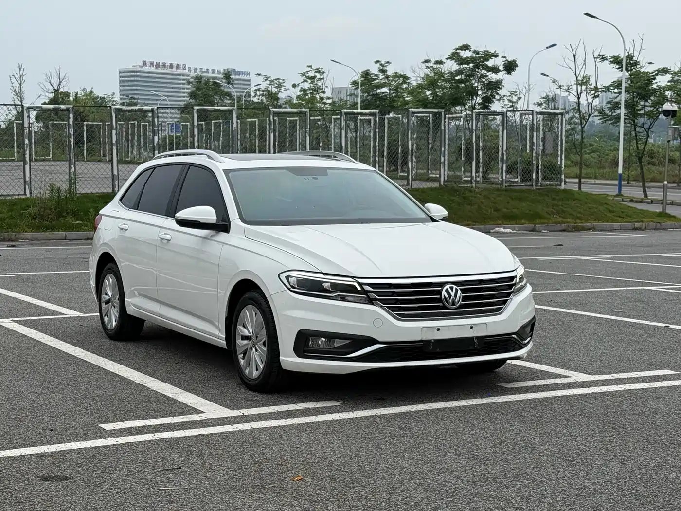 Volkswagen Lavida 2019 Hatchback 200TSI DSG Comfort Edition China VI фото 3