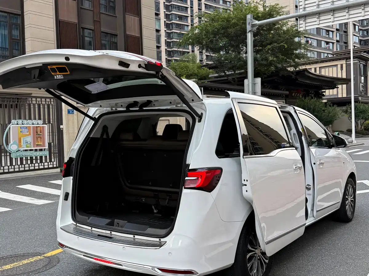 Photo 5 - Buick GL8