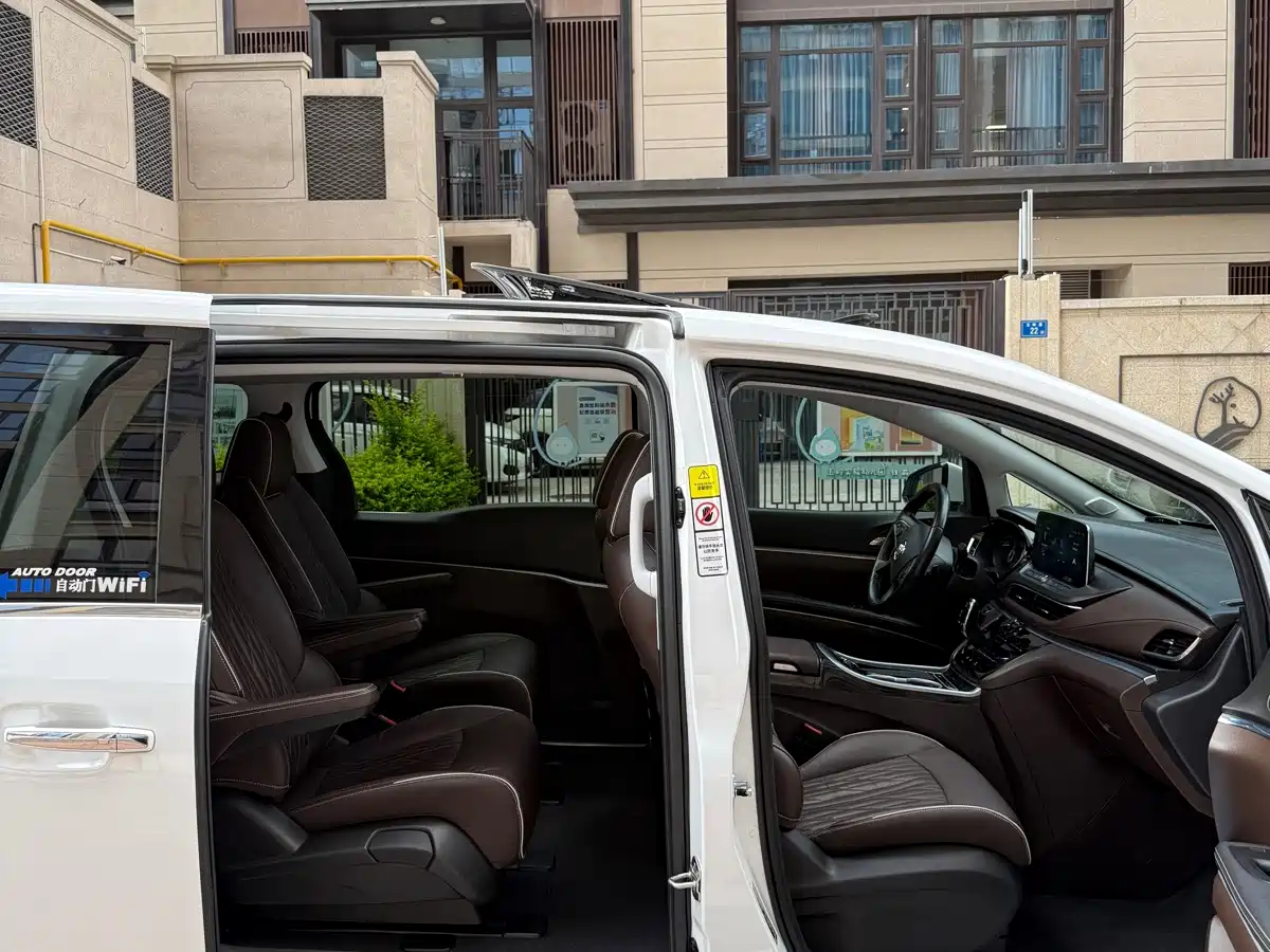 Photo 18 - Buick GL8