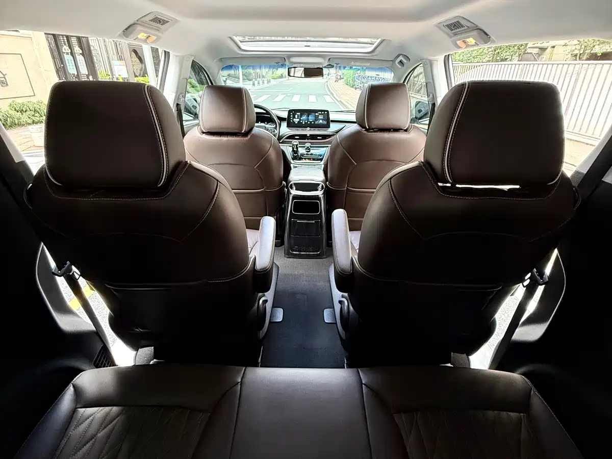 Photo 21 - Buick GL8
